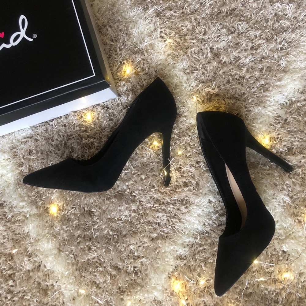 Black Pumps - Picture 6 of 8